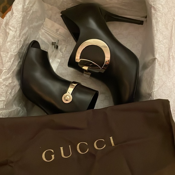 Gucci peeptoe ankle bootie with gold horsebit zip up - Picture 10 of 11